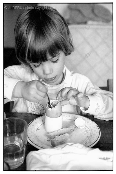 petite fille mangeant un oeuf - little eating an egg